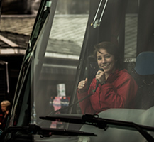 Guide talking to the passengers on the bus. By Terje Nesthus.