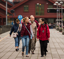 Cruise passengers getting on the Flam Railway. By Terje Nesthus.